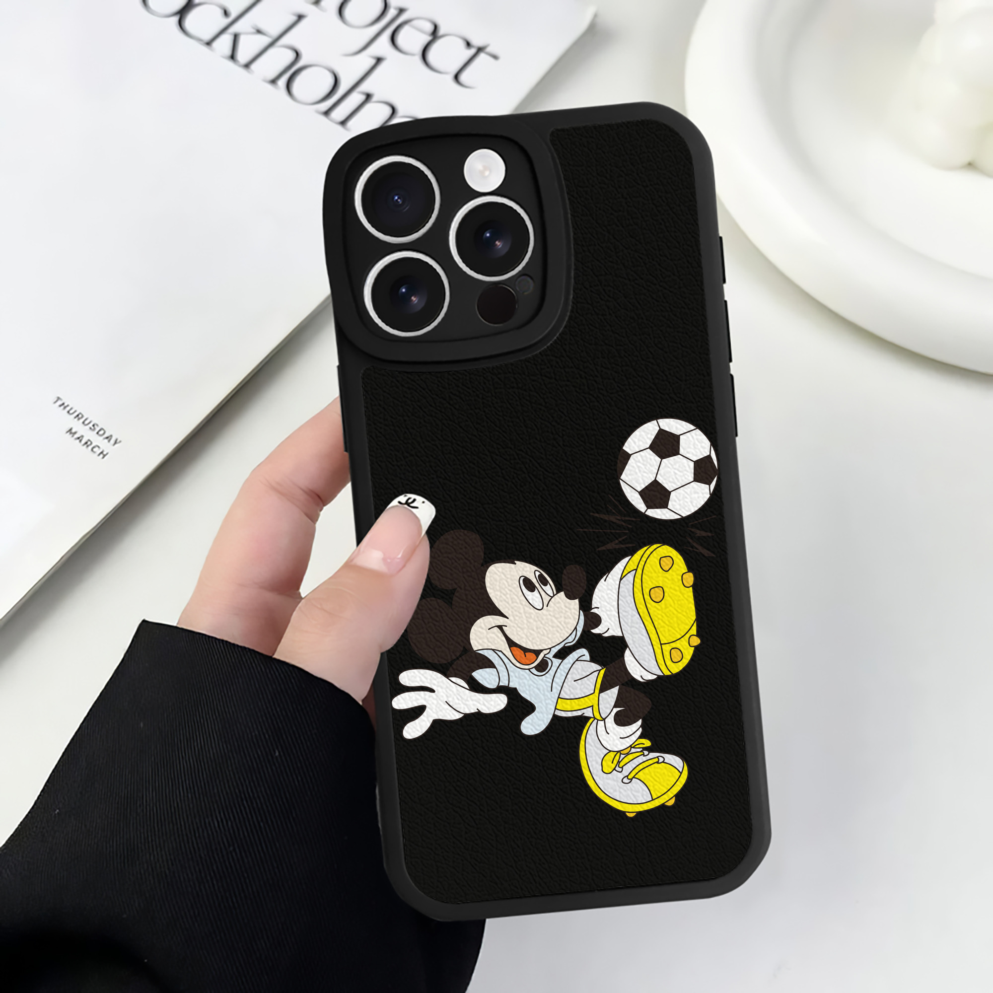 （画像用） ミッキーマウス Mickey Mouse 【iPhone 16シリーズ対応】シリコンスマホケース（レザー調） 材質：シリコン